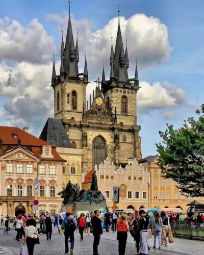 Praga - Plaza de la Ciudad Vieja e Iglesia de Nuestra Señora de Tyn